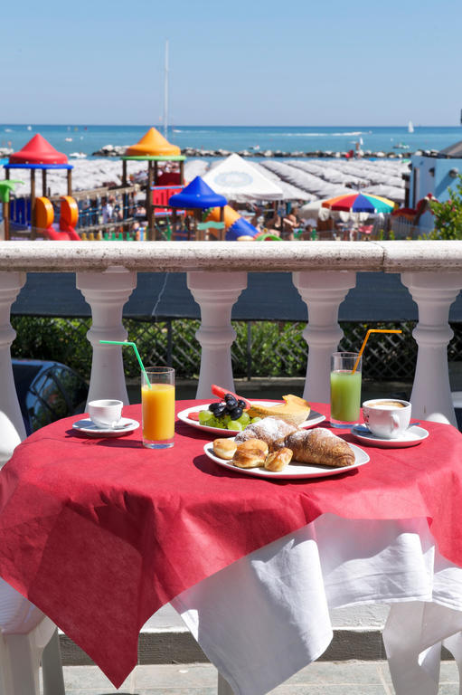 Hotel Garden Cattolica Exterior photo